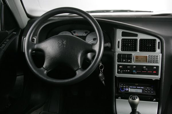 Peugeot Pars inside3